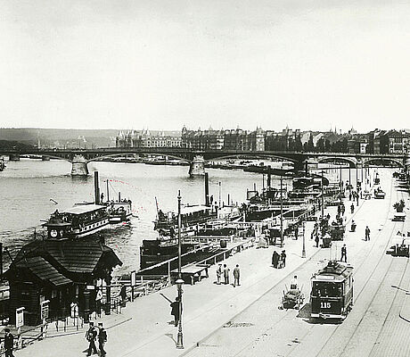 1900 elektrische Straßenbahn und Dampfer am Terrassenufer 1900 elektrische Straßenbahn und Dampfer am Terrassenufer