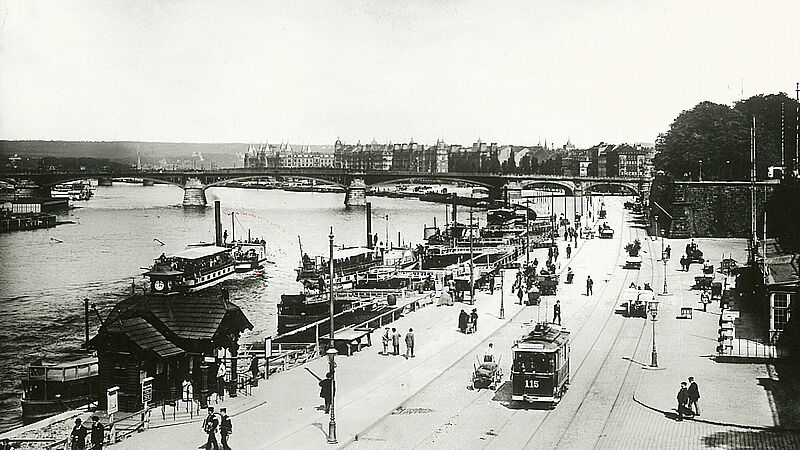 1900 elektrische Straßenbahn und Dampfer am Terrassenufer 1900 elektrische Straßenbahn und Dampfer am Terrassenufer
